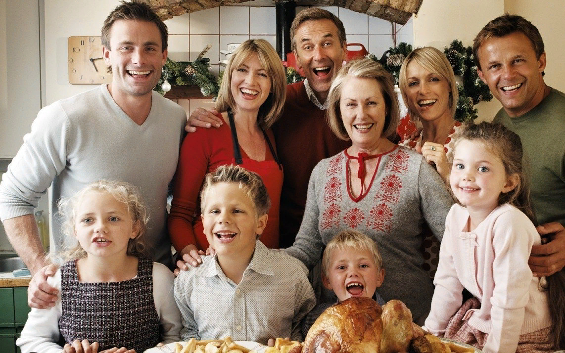 Семейные традиции. Фотография семьи. Большая счастливая семья. Семейные праздники.